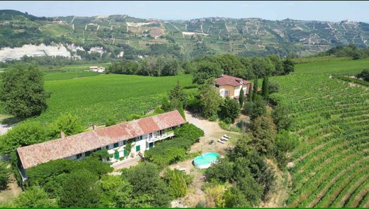 郊区住宅  Cossano Belbo, 库内奥省