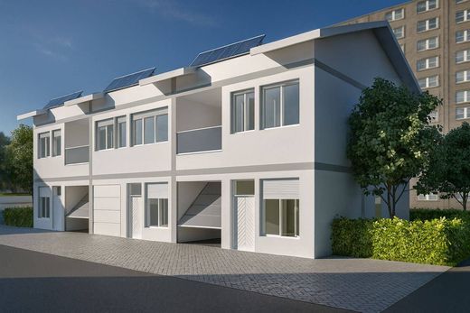 Castel Maggiore, Bolognaのテラスハウス