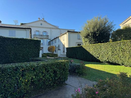 Apartment / Etagenwohnung in Bologna, Emilia-Romagna