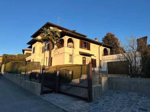 Villa in Fino Mornasco, Provincia di Como