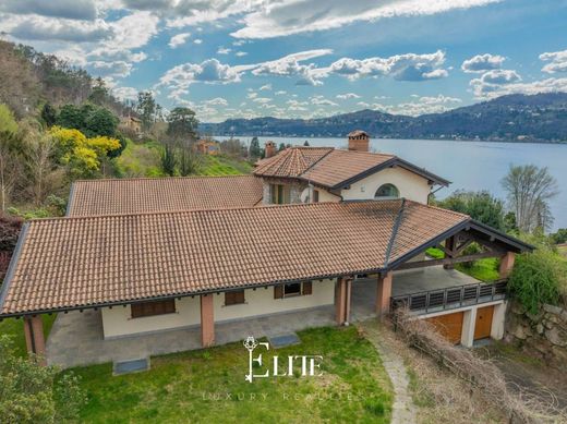 Villa en Ranco, Provincia di Varese