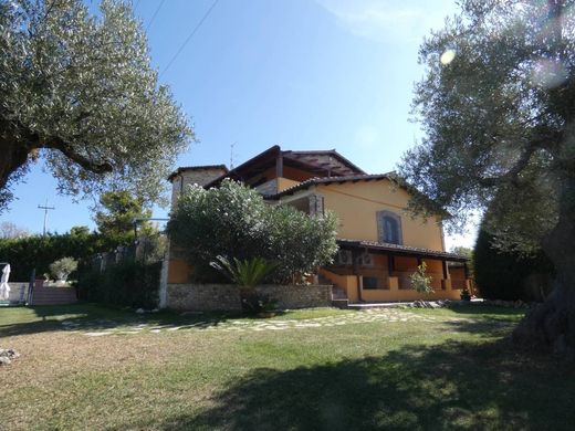 Villa Morro d'Oro, Teramo ilçesinde