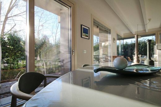 Apartment / Etagenwohnung in Parma, Provincia di Parma