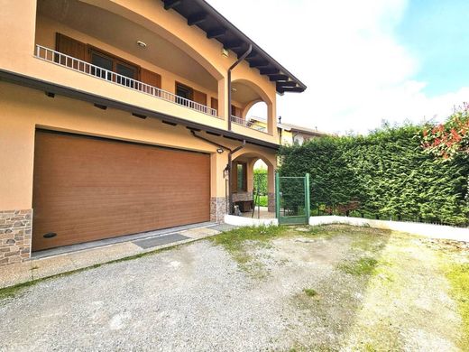 Villa in Usmate Velate, Provincia di Monza e della Brianza