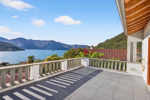 Villa in Sale Marasino, Provincia di Brescia