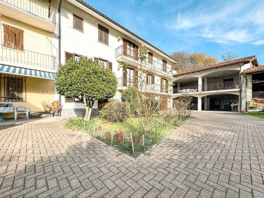 Villa in Oleggio Castello, Provincia di Novara