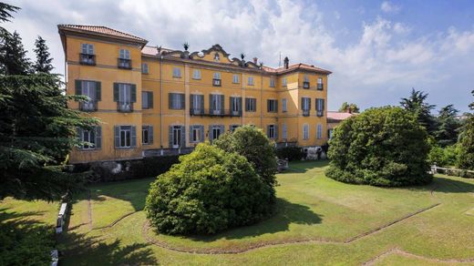 Villa a Azzate, Varese