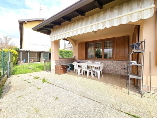 Villa a Usmate Velate, Monza e Brianza
