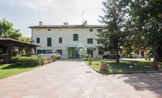 Correggio, Provincia di Reggio Emiliaの高級住宅