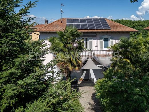 Sesto Calende, Provincia di Vareseのヴィラ