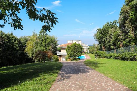 Villa in Castiglione delle Stiviere, Province of Mantua