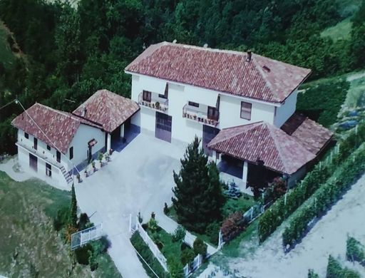 Casa de campo en Trezzo Tinella, Provincia di Cuneo