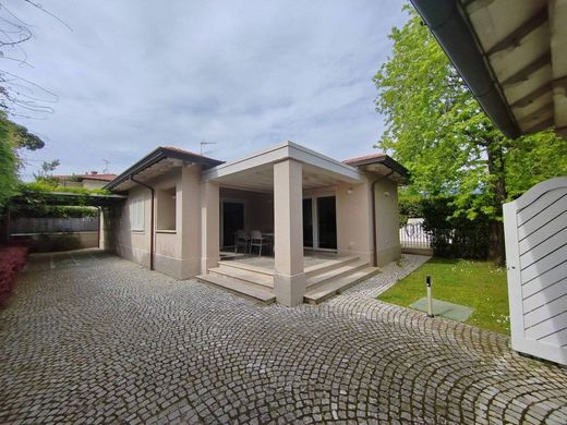 Villa Forte dei Marmi, Lucca ilçesinde
