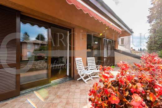 Edificio en Fino Mornasco, Provincia di Como