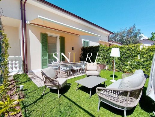 Вилла, Пиетрасанта, Provincia di Lucca