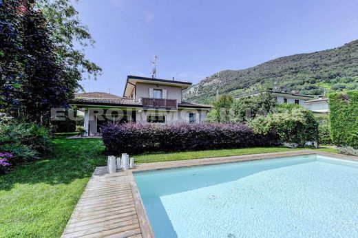 Villa a Botticino, Brescia