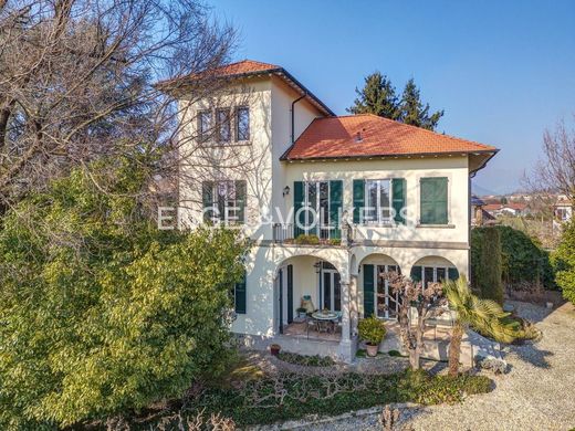 Villa in Cernusco Lombardone, Provincia di Lecco