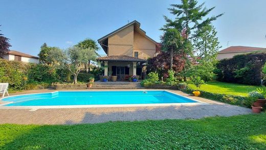 Villa a Usmate Velate, Monza e Brianza