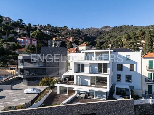 Apartment / Etagenwohnung in Alassio, Provincia di Savona