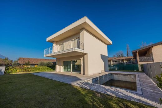Villa a Manerba del Garda, Brescia