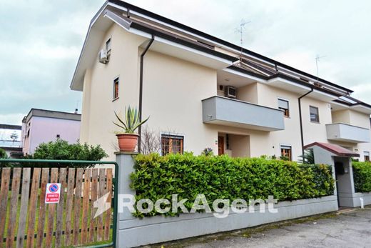 Villa in Latina, Provincia di Latina