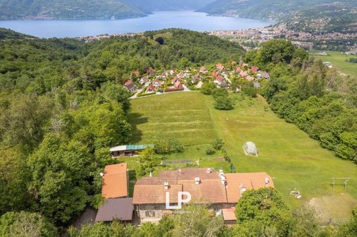 Villa a Brezzo di Bedero, Varese