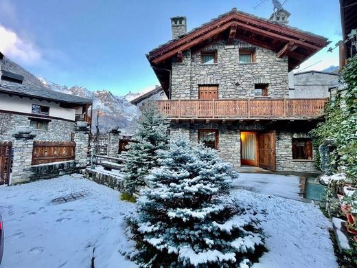 Courmayeur, Valle d'Aostaのヴィラ