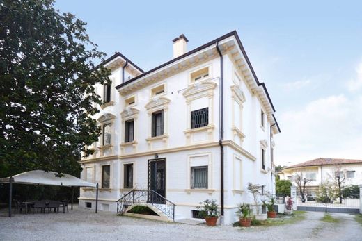 Villa Treviso, Treviso ilçesinde