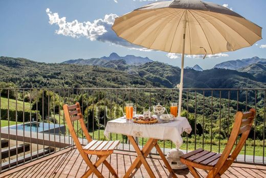 Villa Castelnuovo di Garfagnana, Lucca ilçesinde