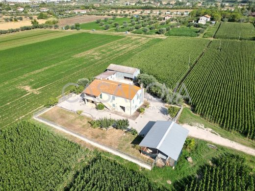 Landsitz in Giulianova, Provincia di Teramo