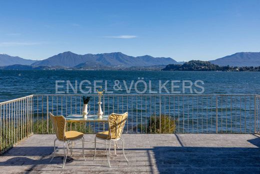 Βίλα σε Ranco, Provincia di Varese