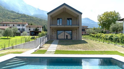Villa in Colico, Provincia di Lecco
