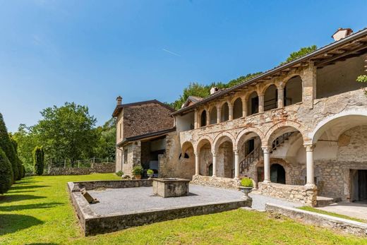 Kamienica w Borgo di Terzo, Provincia di Bergamo