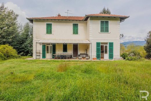 Villa Castelnuovo di Garfagnana, Lucca ilçesinde