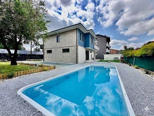 Willa w Peschiera Borromeo, Città metropolitana di Milano