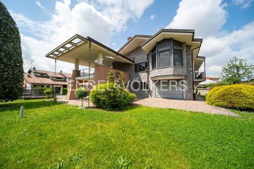 别墅  Saronno, 瓦雷泽省