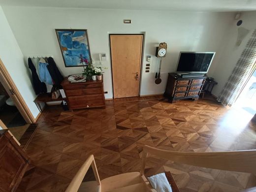 Villa a Moniga del Garda, Brescia