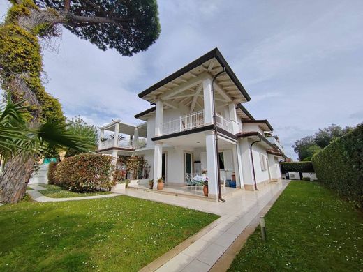 Villa Forte dei Marmi, Lucca ilçesinde