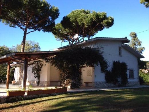 Villa a Sabaudia, Latina