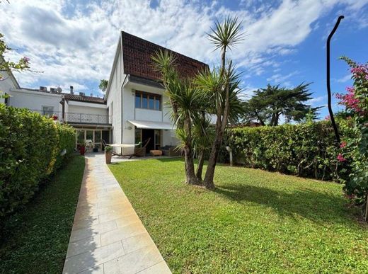 منزل مسطّب متراص ﻓﻲ Montignoso, Provincia di Massa-Carrara