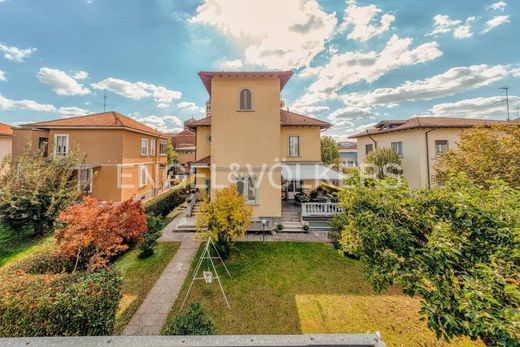 Villa in Garbagnate Milanese, Milan