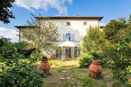 Apartment / Etagenwohnung in Colle di Val d'Elsa, Provincia di Siena