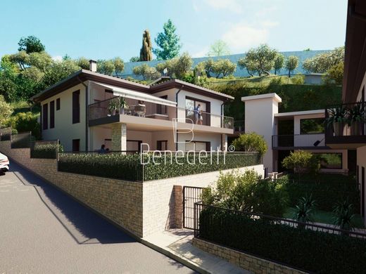 Apartment / Etagenwohnung in Gardone Riviera, Provincia di Brescia