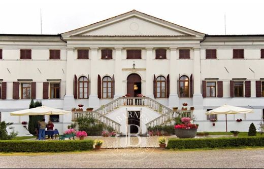 Edificio en San Giorgio della Richinvelda, Pordenone