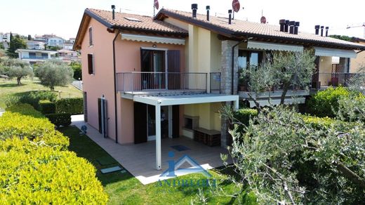 Sıralı evler Bardolino, Verona ilçesinde