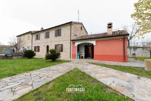 Sıralı evler Cartoceto, Pesaro e Urbino ilçesinde