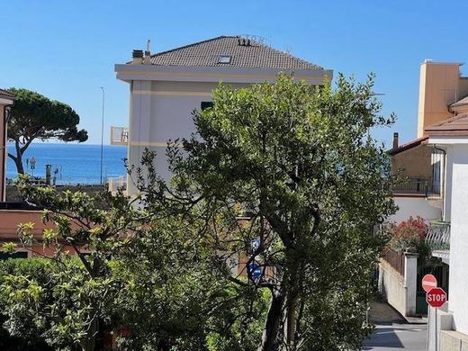 Piso / Apartamento en Celle Ligure, Provincia di Savona