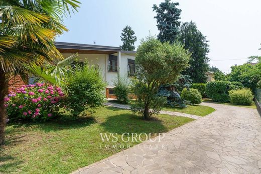Villa in Cabiate, Provincia di Como