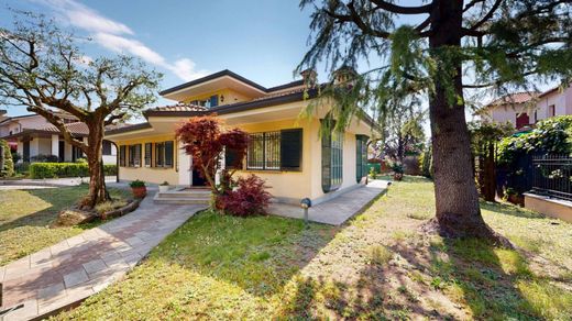 Villa in Gallarate, Provincia di Varese