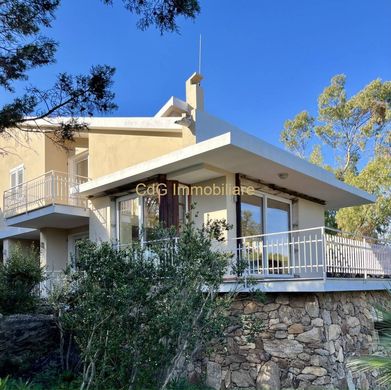 Villa Golfo Aranci, Sassari ilçesinde